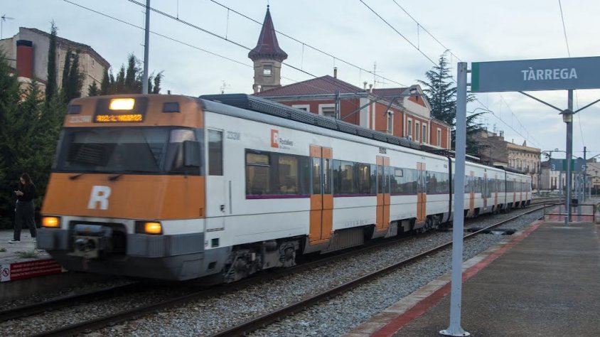 Vista del tren al seu pas per Tàrrega