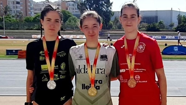 Gina Torres, al centre, amb la medalla d'or