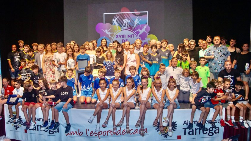 Foto de grup dels premiats i les autoritats