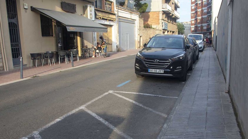 Vista de la vorera que s’ampliarà i serà de plataforma única