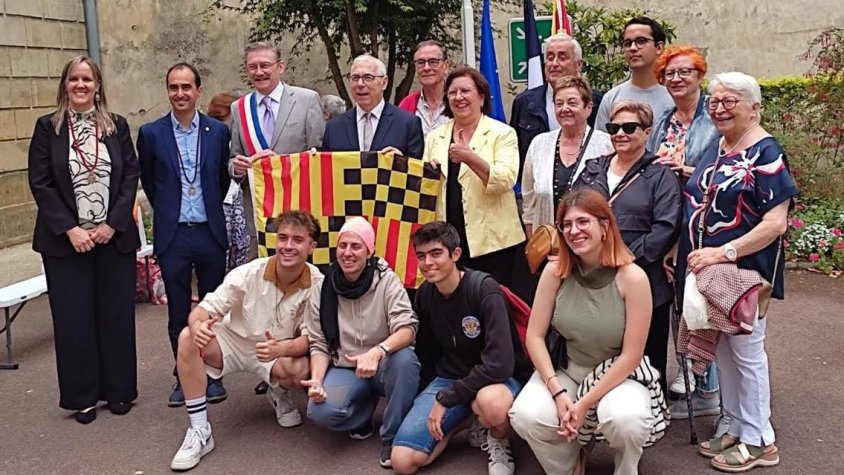La delegació targarina amb l'alcalde de Blaye