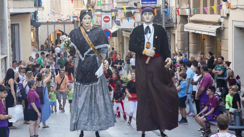 Els gegants del Carme de Tàrrega desfilant pel centre de la ciutat