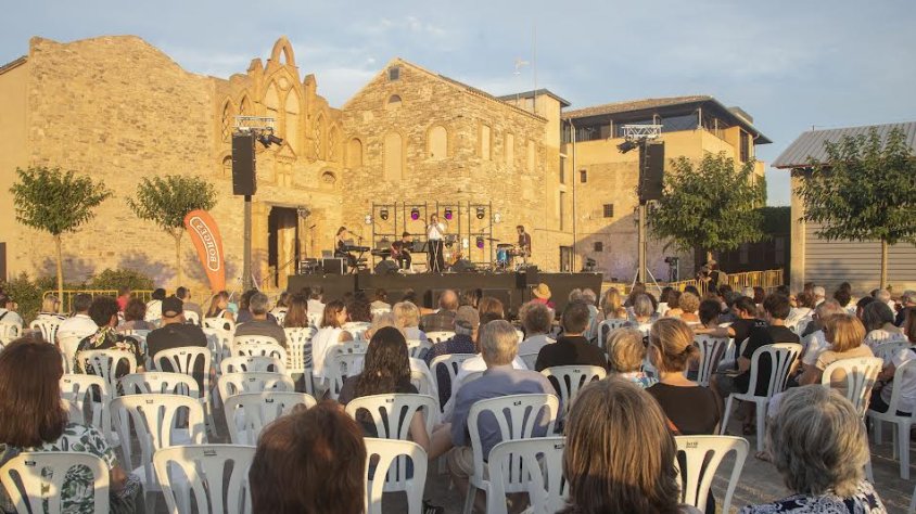 La cantant lleidatana Olga Zoet, ahir a Mas de Colom-Casa Borges, l’escenari escollit per inaugurar el 26 festival Paupaterres