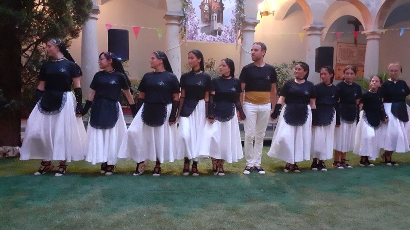 Recital de danses de l'Esbart Albada al claustre del Carme, una de les novetats del cicle