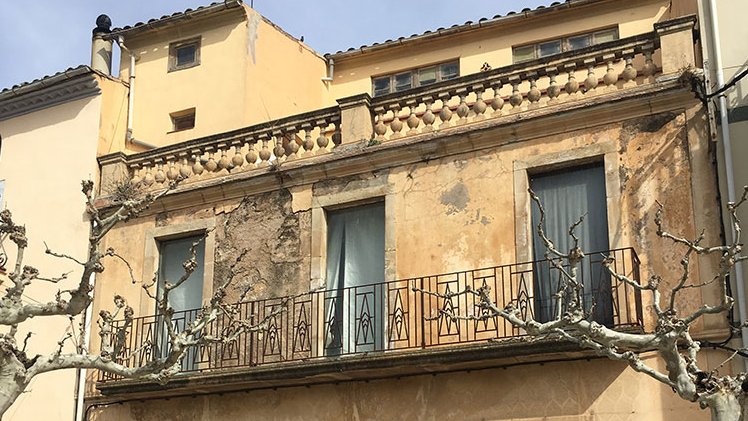 Cal "Patonet" amb la balconada que donava llum a la infermeria