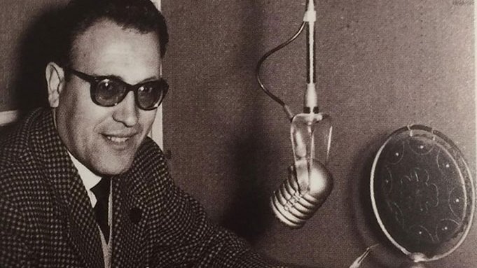 Imatge de Josep Serra davant el micròfon de Ràdio Tàrrega