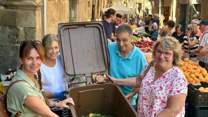 L'ens lliura un cubell i una carta informativa a les parades