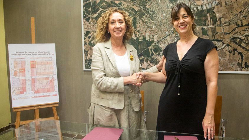 Signatura del conveni entre la consellera Capella i l'alcaldessa de Tàrrega