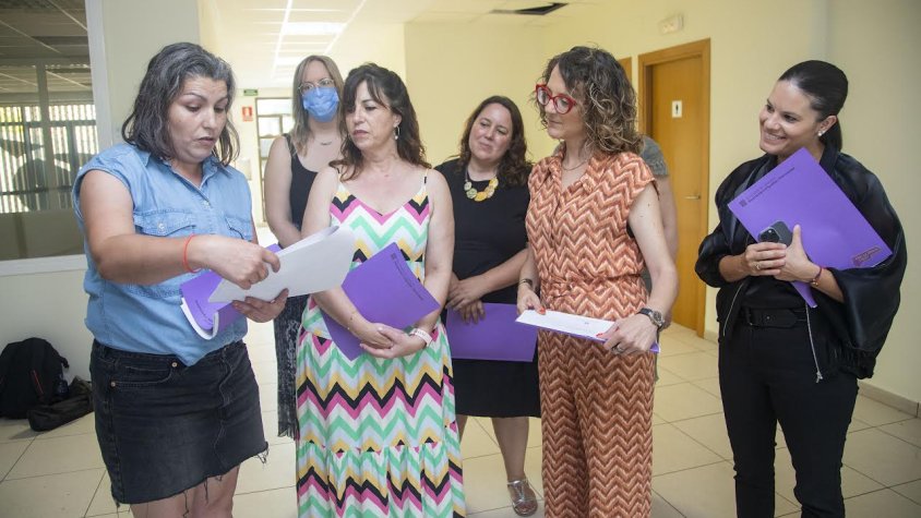 La consellera Tània Verge ha visitat el local que acollirà el SIE amb l’alcaldessa de Tàrrega