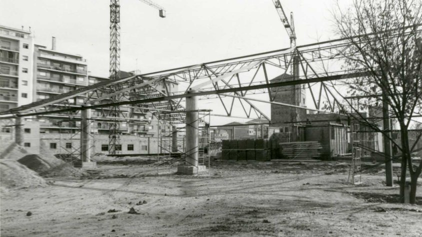 Construint-se la gran estructura metàl·lica de l'estació de bus i mercat municipal