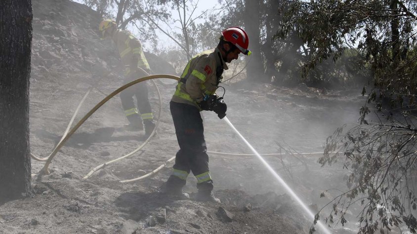Un bomber remullant la zona