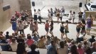 La Sonsoni omple de festa la plaça dels Comediants amb melodies i balls del Pirineu