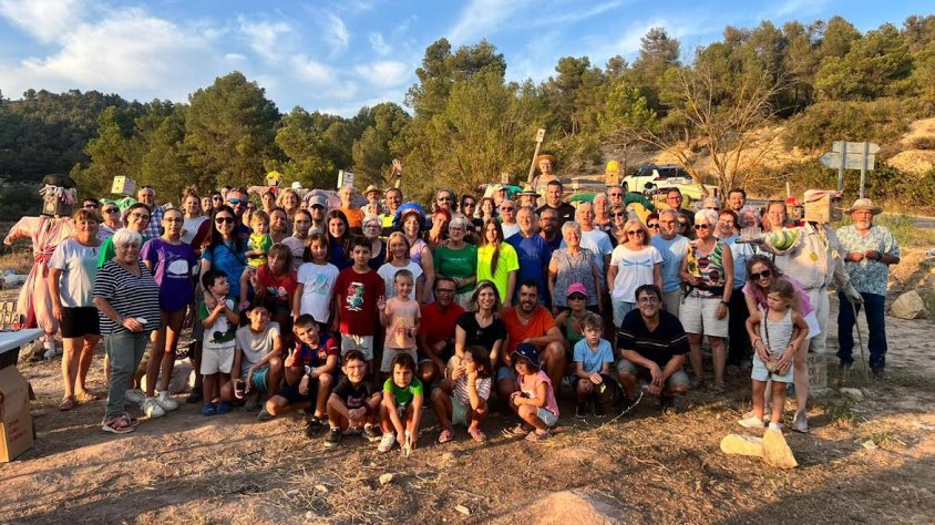 Foto de família de tots els participants en la jornada festiva de reparació dels ‘estimaocells’, un clàssic de l’estiu a Vallbona