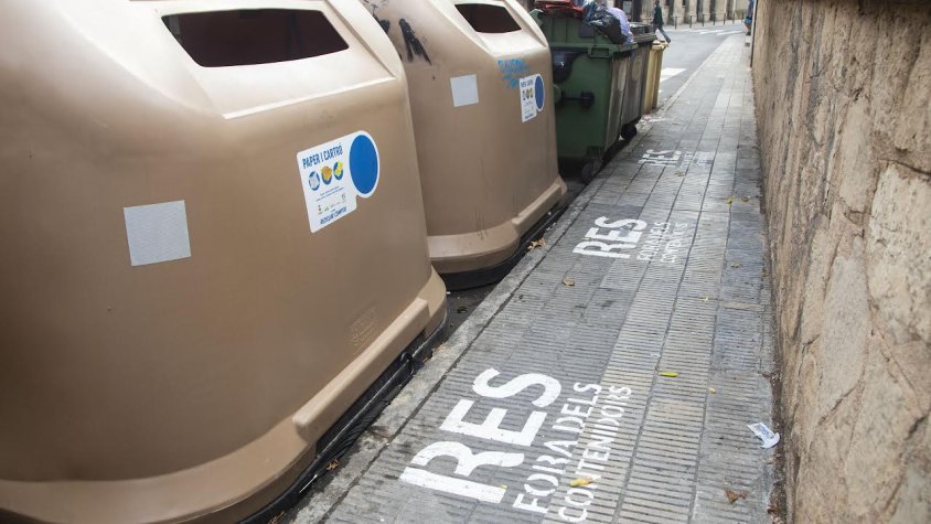 'Res fora dels contenidors' és el missatge pintat en diverses illes de la ciutat