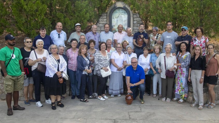 Foto de grup davant la majòlica dedicada a Sant Magí