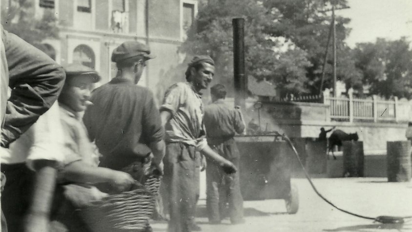 Obres de pavimentació del carrer Segle XX cruïlla amb carrer Alonso