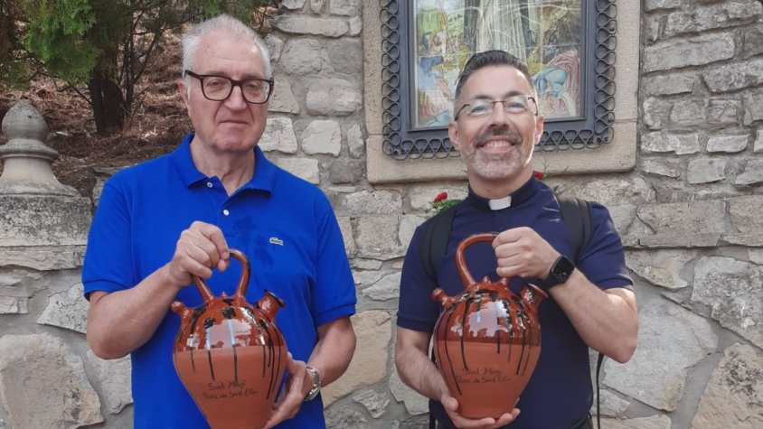 Mn. Josep M. Vilaseca i Jaume Aligué, mostrant els càntirs que varen rebre com a obsequi