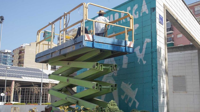 El pintor Jorge Ochagavía, autor del nou marxandatge, acabarà el mural entre avui i demà