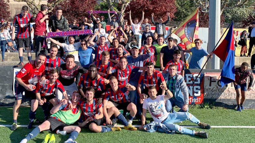 Els jugadors blaugrana ahir celebrant el resultat del partit que els assegurava la permanència