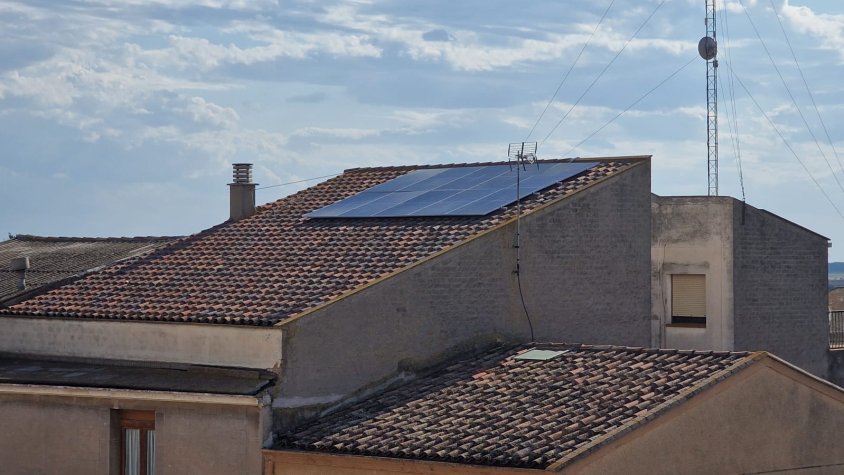 Imatge de les plaques solars a la teulada de la casa consistorial