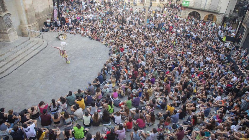La plaça Major, plena de gom a gom amb Alberto Velasco i el seu 'Mover montañas'