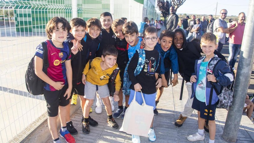 Alumnes de 3r de Primària abans d'entrada a l'escola Maria Mercè Marçal aquest matí