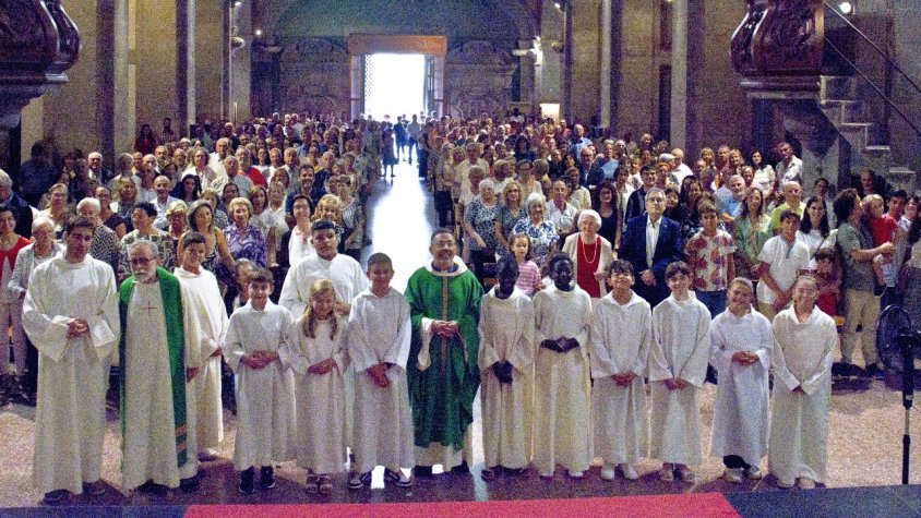 La gran foto de família del comiat a Mn. Josep M. Vilaseca a la Parroquial