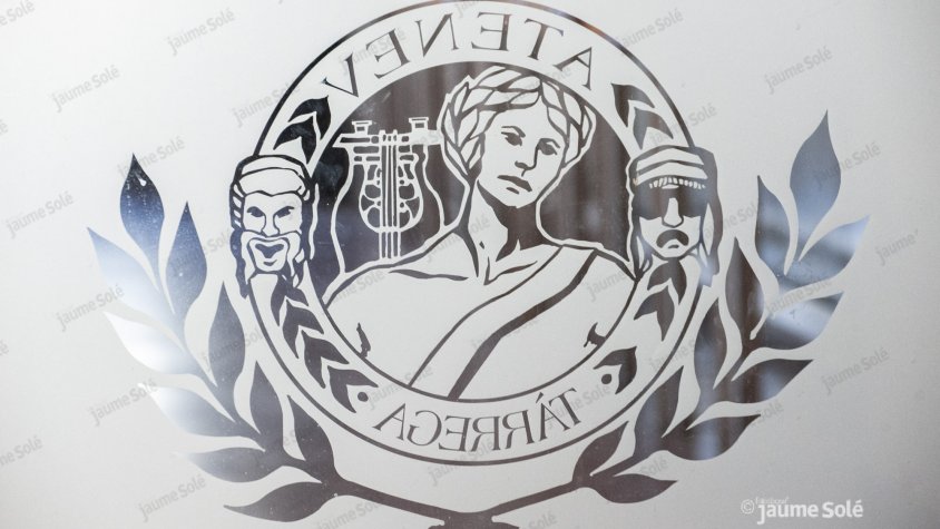 El logo de la Societat Ateneu imprès a l'entrada del seu local social