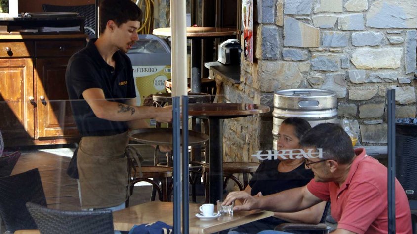 Un cambrer servint en una terrassa a Vielha