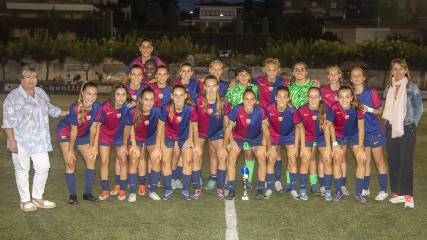 El FC Barcelona posa al complet amb el trofeu conquerit en aquesta segona edició de la Future Fem Champions Cup