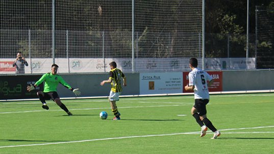 Un moment del partit a Tremp