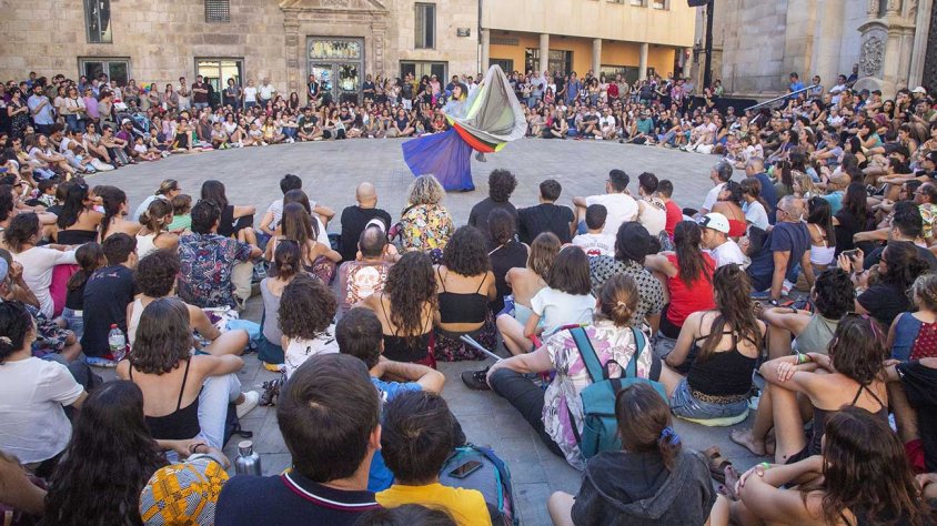 Plaça Major plena de públic amb l'actuació de Raquel Gualtero i el seu '360º'
