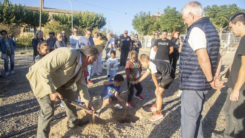 Diversos participants durant la plantada de l’ametller com a símbol d’unitat entre els dos pobles