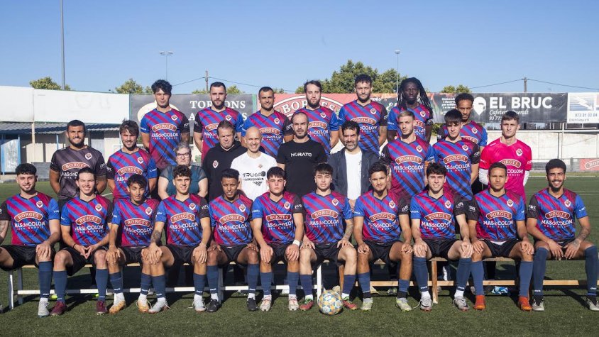 La plantilla del Tàrrega, el cos tècnic encapçalat per Edgar Molina i el president Andreu Llanes abans del Trofeu Ciutat de Tàrrega