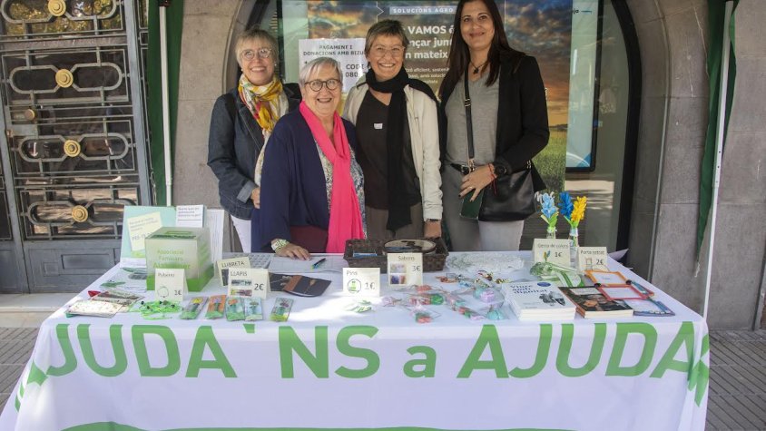 Taula informativa i petitòria aquest matí al mercat setmanal