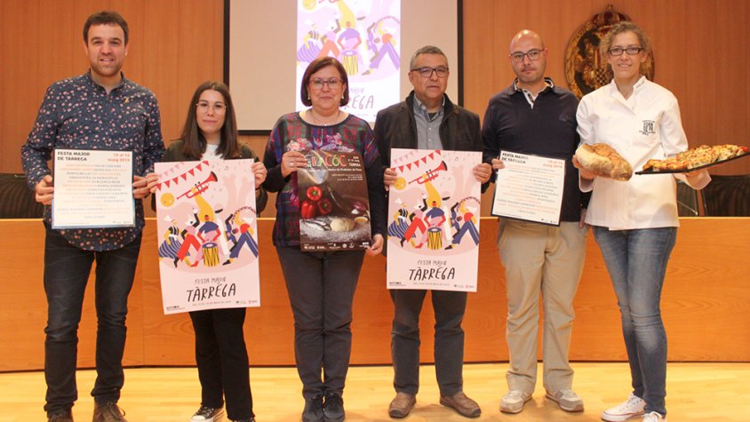D’esquerra a dreta, Raül Palacios, regidor de Cultura; Anna Reig, autora del cartell; Rosa Maria Perelló, alcaldessa de Tàrrega; Carles Pascual, regidor de Promoció Econòmica; Lluís Agea, tècnic de Cultura; i Ester Martí, fornera que participarà a la Fira