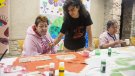 Usuaris de l'Associació Alba creen una obra conjunta amb l'artista argentina Catalina León