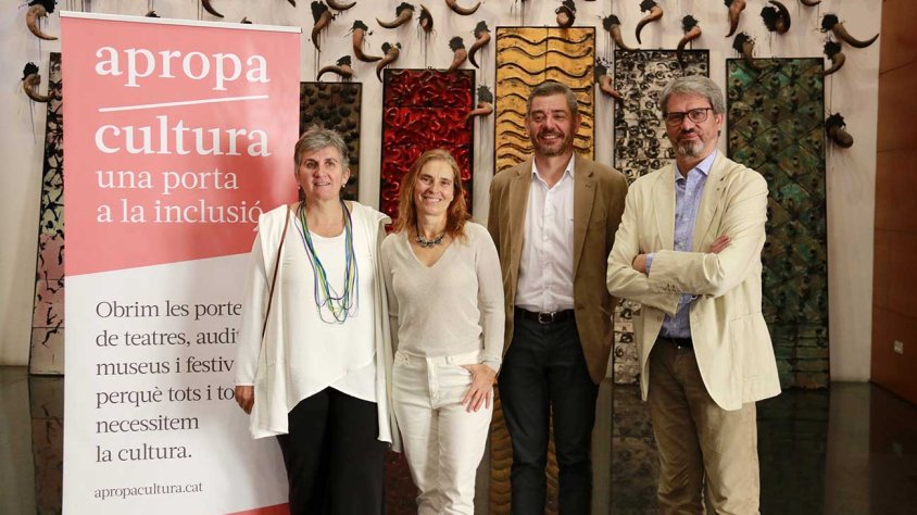 Representants d'Apropa Cultura i autoritats, a la primera trobada a Lleida
