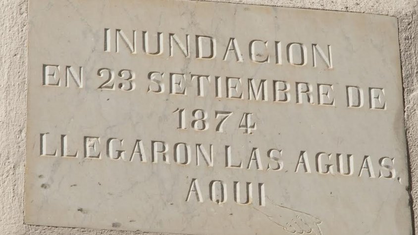 Placa instal·lada al carrer de Sant Agustí deixant constància d'on va arribar l'aigua