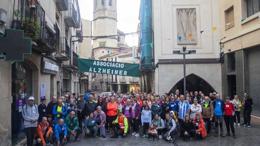 Foto de grup als porxos del carrer del Carme per protegir-se de la pluja