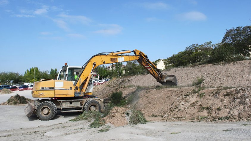 Els treballs han començat amb moviment de terres per eliminar els talussos de la zona