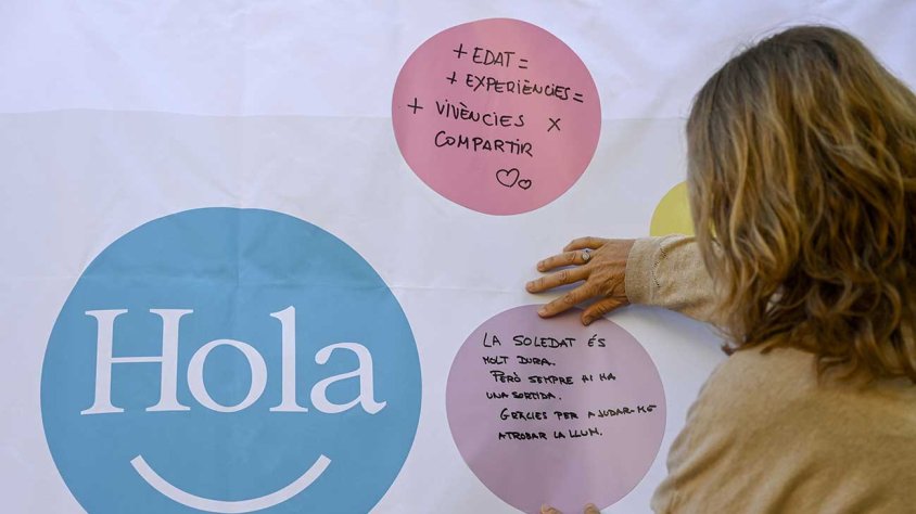 Primeres reflexions al mural participatiu pel Dia Internacional de la Gent Gran