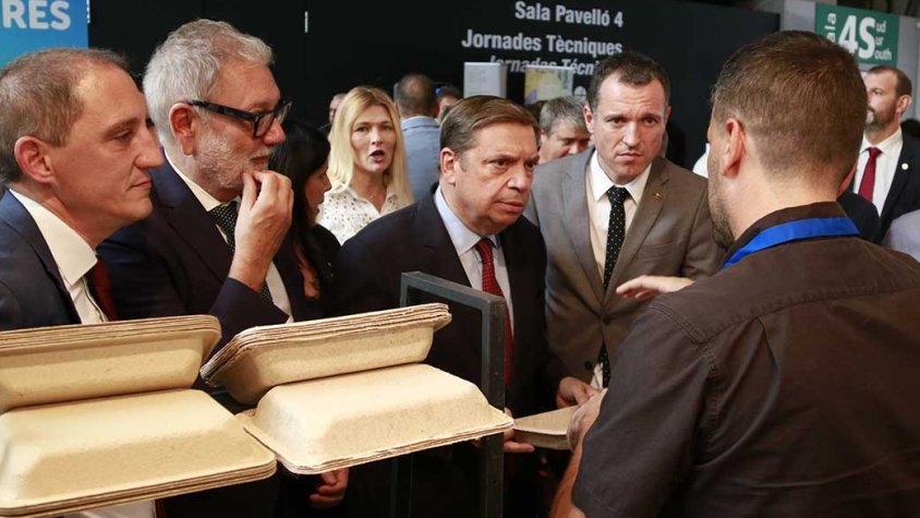 Planas conversant amb un exposició a la Fira de Sant Miquel