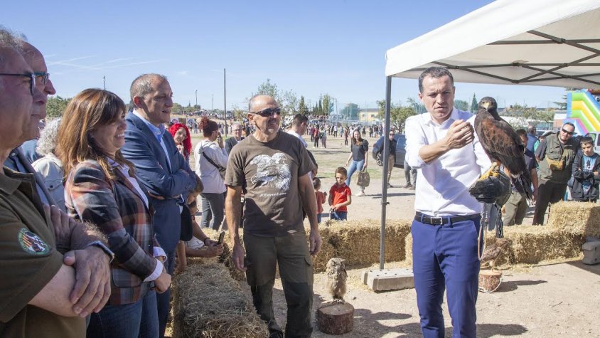 El conseller Ordeig amb una àguila participant a 'Joc de trons'