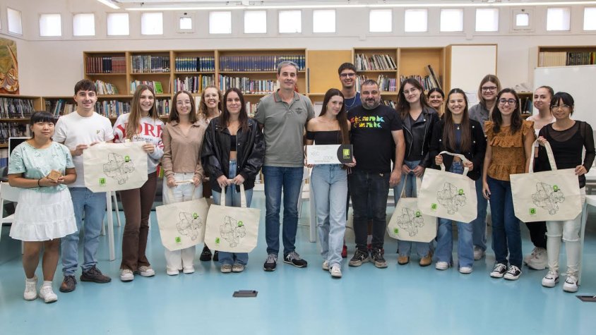 Marina Fernández amb el responsable de Mobles Tedal, el director de l'Escola Ondara i alumnes del centre