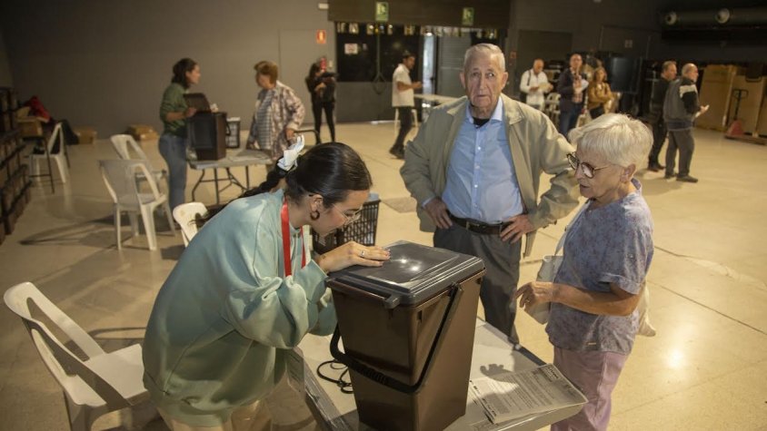 Veïns de Tàrrega recollint el seu kit de reciclatge