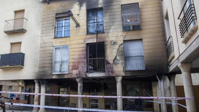 Vista de l'edifici afectat per l'incendi i les cadires cremades