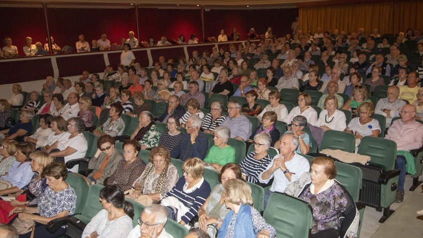 La xerrada inaugural del curs 2024/2025 ha omplert el Teatre Ateneu