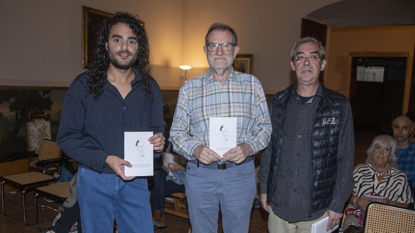 Durant l'acte s'ha presentat un llibret amb 8 poemes que diferents autors dediquen a Alfons Costafreda