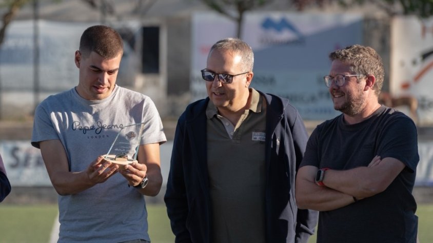 Ramon després de rebre la placa, al costat dels directius Francesc Farré i Xavi Camps